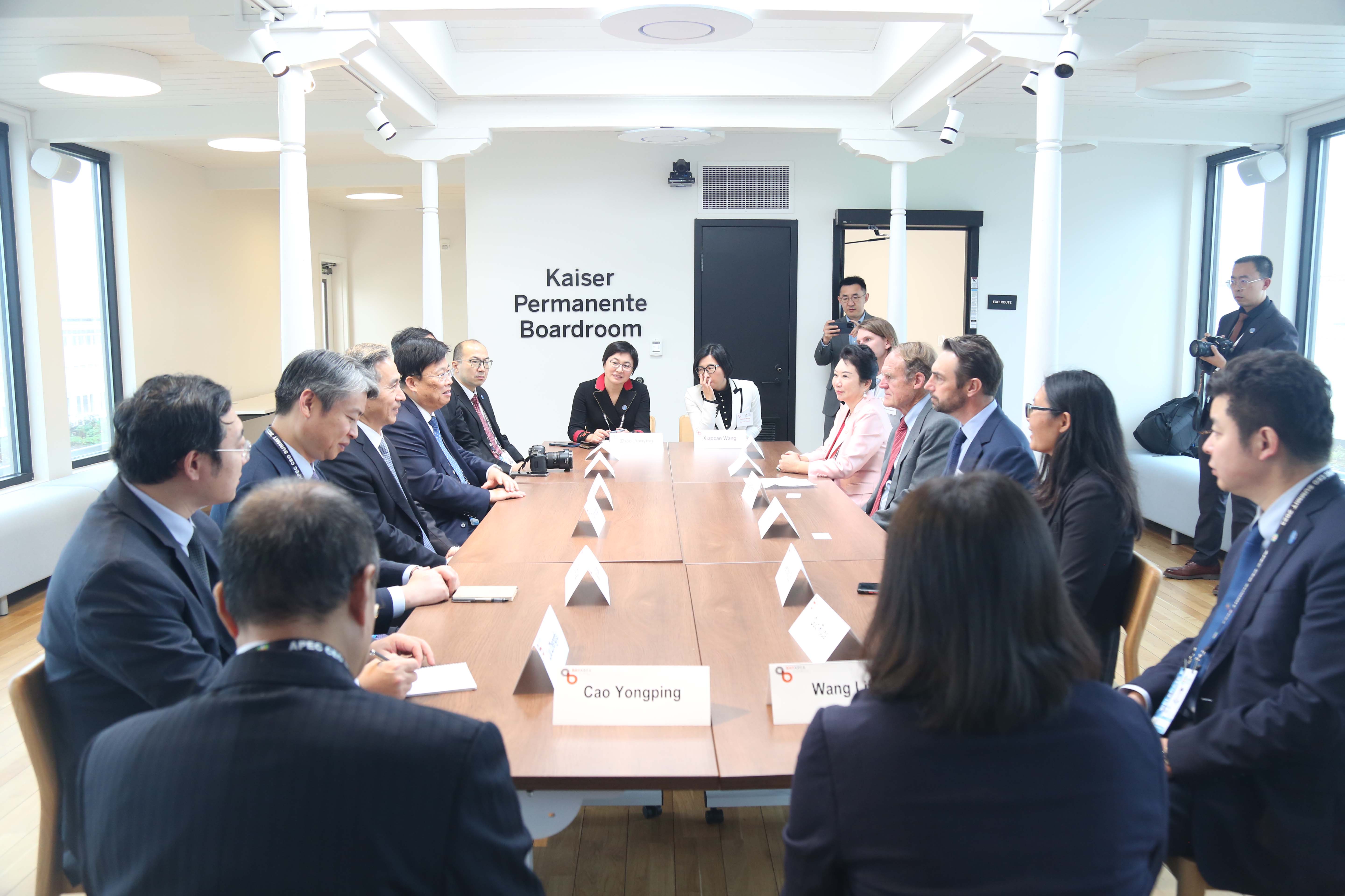 必发365集团董事局李俐与中国贸促会会长任鸿斌交流